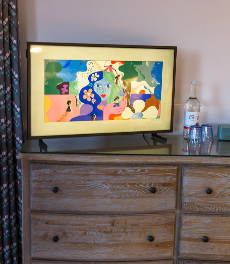 Deluxe Sea View room, new TV and chest of drawers