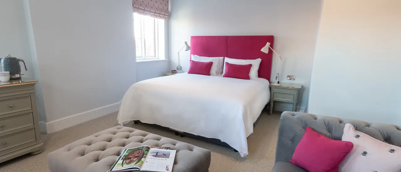 Deluxe town room, bed