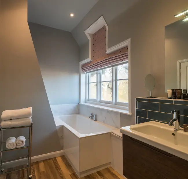 Deluxe town room, bathroom showing bath